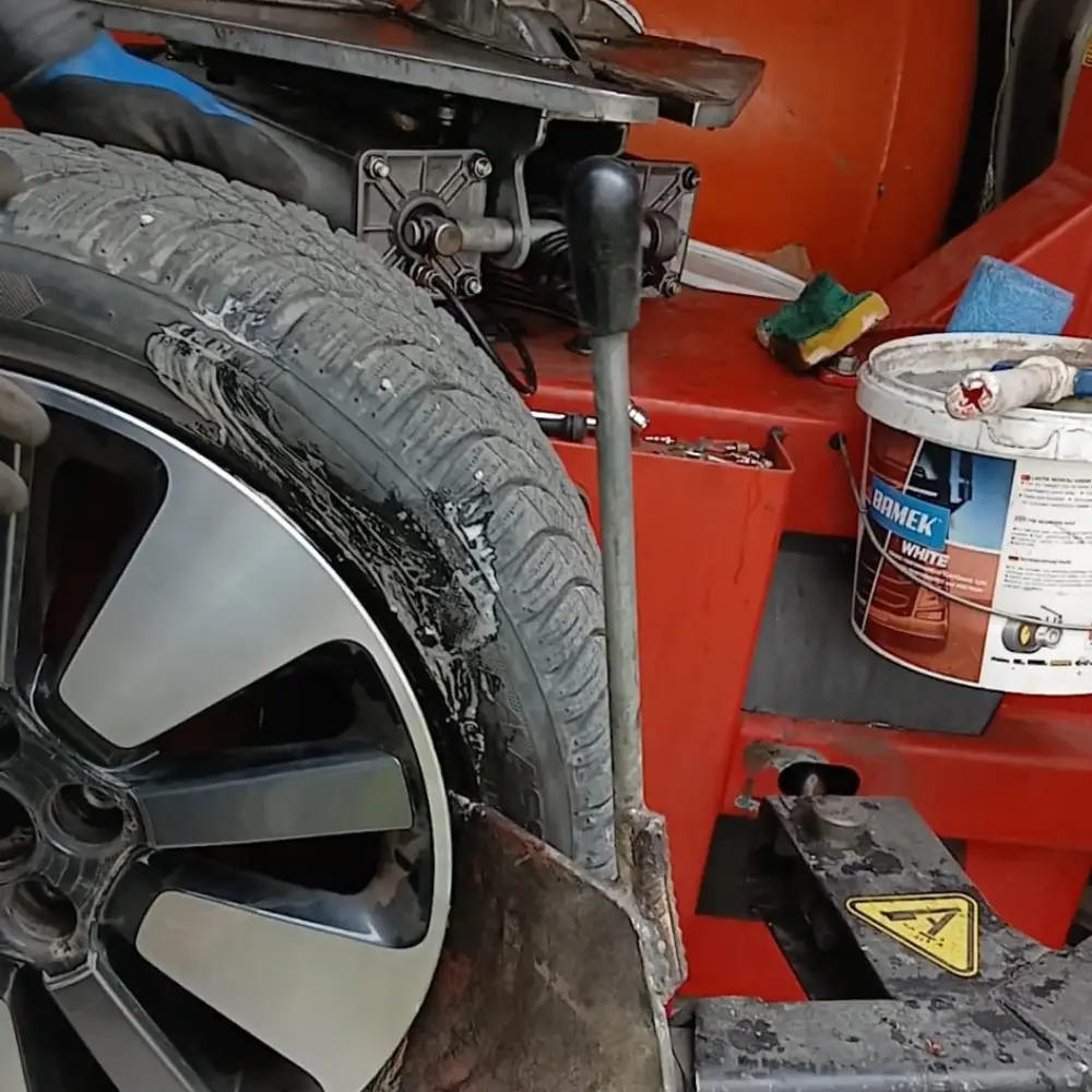 Elektrikli Motor ve Motosikletler İçin Acil Lastik Yol Yardımı: Bölgesel Hizmet Rehberi